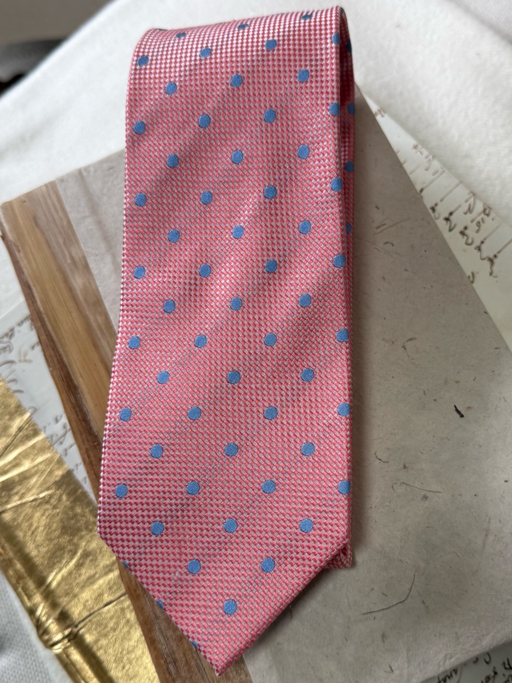 Pinkish Fabio  Polka Dot Men's Tie with Blue Accents. EUC SMOKE & Pet free home